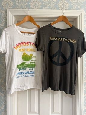 2 Chaser Woodstock tee Medium white Large gray